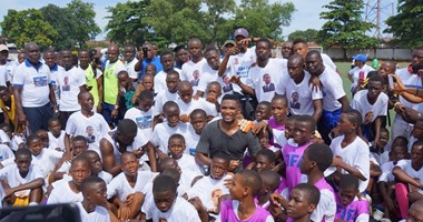 بالصور.. إيتو يزور سيراليون فى حملة "فيفا" لمواجهة مرض "إيبولا"