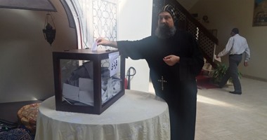 بالصور.. القمص سوريال الأنبا بيشوى راعى الكنيسة بمسقط يدلى بصوته
