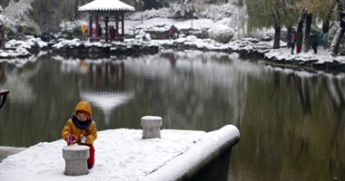 بالصور.. قلوب ولعب وفن فى تساقط الثلوج فى بكين