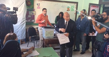 رئيس المجلس القومى لحقوق الإنسان يدلى بصوته بمدرسة الكواكب بمصر الجديدة