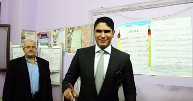 بالصور..أحمد أبو هشيمة يدلى بصوته فى انتخابات البرلمان بلجنته بمصر الجديدة