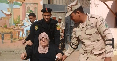 عجوز تدلى بصوتها فى مدرسة طلعت حرب وتؤكد: "أنا نازلة علشان مصر"