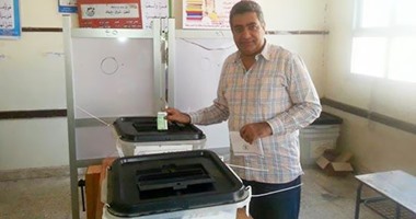 بالصور.. أحمد مجاهد يدلى بصوته فى انتخابات البرلمان بالحامول