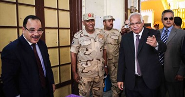 محافظ القاهرة يطمئن على فتح لجان العاصمة ويطلب من المواطنين المشاركة فى الانتخابات