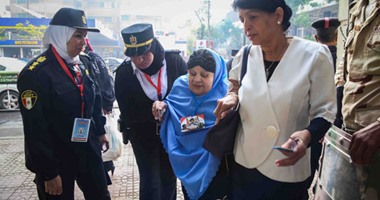 بالفيديو والصور.. كفيفة بعد الإدلاء بصوتها: "كله علشان عيون السيسى‎"