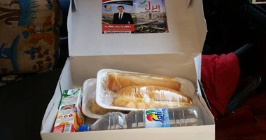 صحافة المواطن: مرشح يوزع وجبات داخل اللجان الانتخابية بدائرة الزيتون