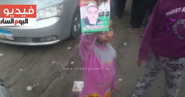 بالفيديو..مرشح يستغل الأطفال لتوزيع دعايته الانتخابية بدائرة الموسكى وباب الشعرية