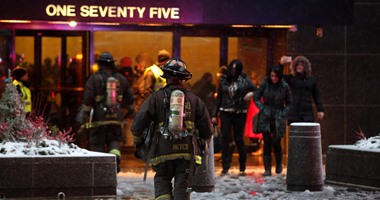 بالصور.. إصابة شخص فى حريق فى الطابق الخمسين من ناطحة سحاب بشيكاجو