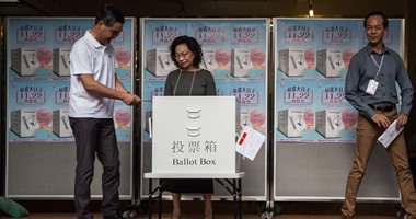 بالصور.. للمرة الأولى..الناخبون فى هونج كونج يقترعون منذ مظاهرات العام الماضى