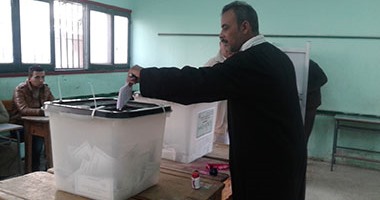 سيارات تابعة للمرشحين تنقل الناخبين إلى مقر لجانهم فى حدائق القبة‎