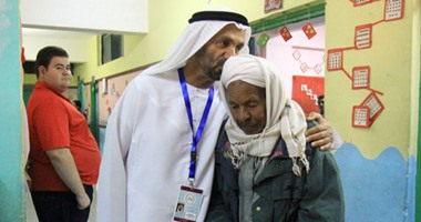 بالصور.. رئيس البرلمان العربى يقبل رأس أحد الناخبين من كبار السن بدائرة بولاق