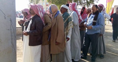 بالصور.. الناخبون يتوافدون أمام اللجان الانتخابية بالدائرة الثالثة بجنوب سيناء