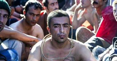 بالصور.. مهاجرون على حدود اليونان يخيطون أفواههم احتجاجا على قوانين الهجرة