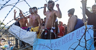 بالصور.. مهاجرون على حدود مقدونيا يضربون عن الطعام