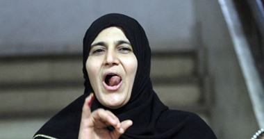 ناخبة بالمطرية تطلق الزغاريد بعد الإدلاء بصوتها.. وتردد: "فى حب مصر"