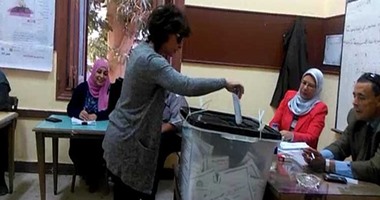 بالفيديو.. أنوشكا تدلى بصوتها فى انتخابات البرلمان بمصر الجديدة