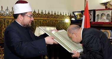 رئيس الوزراء يقبل المصحف أثناء زيارته لوزارة الأوقاف