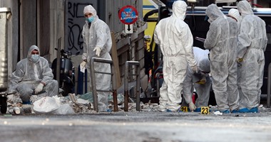 بالصور.. خبراء المفرقعات اليونانيون يفحصون موقع انفجار قنبلة وسط أثينا