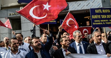 بالصور.. الأتراك يتظاهرون ضد سياسة روسيا فى سوريا أمام القنصلية الروسية بأسطنبول