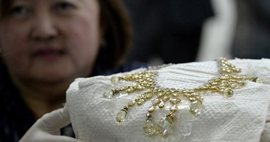 بالصور.. الفلبين تقييم مجوهرات زوجة الرئيس السابق قبل عرضها فى مزاد