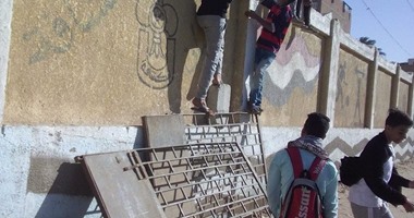 تداول صور لهروب طلاب  من أعلى سور مدرسة فى بنى سويف