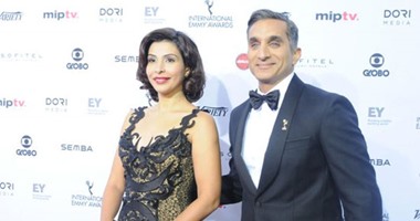 بالصور. باسم يوسف وزوجته على السجادة الحمراء قبل تقديمه حفل جوائز "إيمى"