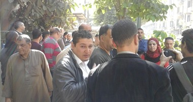 بقالو التموين يتظاهرون أمام الوزارة للمطالبة بصرف مستحقاتهم
