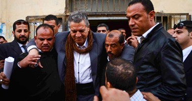 بالصور.. رفع جلسة محاكمة حمدى الفخرانى بتهمة "الإبتزاز واستغلال النفوذ" للقرار