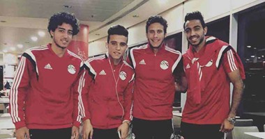 لاعبو الأهلى والزمالك فى المطار يرفعون شعار المنتخب أولا قبل السفر للسنغال