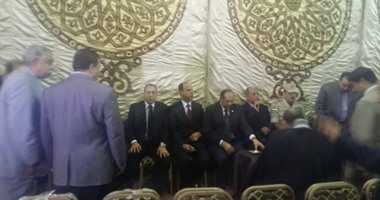 بالصور..محافظ سوهاج و مدير الأمن يقدمون العزاء فى شهيد العريش بمسقط رأسه 