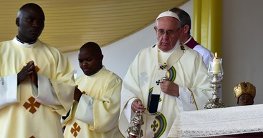 بابا الفاتيكان ينتقد خلال قداس فى كينيا "غطرسة" الرجال والعنف الأسرى