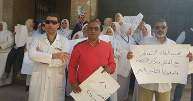 بالصور..وقفة احتجاجية بالتأمين الصحى ببنها للمطالبة بتطبيق كادر المهن الطبية