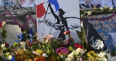 بالصور.. الفرنسيون يضعون زهور ورسائل وشموع أمام قاعة "باتكلان" فى باريس