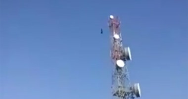 بالفيديو.. انتحار مواطن مصرى بإلقاء نفسه من أعلى برج كهرباء بالجزائر