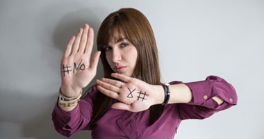 الإعلامية منى عبد الوهاب تشارك فى حملة مناهضة العنف ضد المرأة