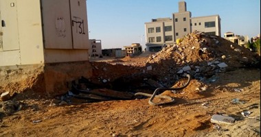 "صحافة المواطن": كابلات كهربائية مكشوفة بجوار مدرسة بمدينة الشروق