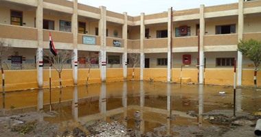 "صحافة المواطن".. بالصور.. مياه الصرف الصحى تغمر مدرسة الحرية بالدقهلية