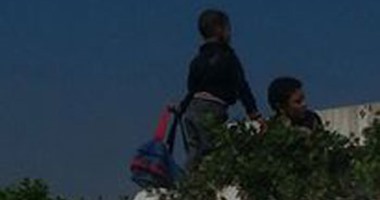 "صحافة المواطن"..بالفيديو..هروب تلاميذ مدرسة المقاتلة بالفيوم من أعلى السور