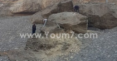 بالصور.. مرور القاهرة يشرف على أعمال تثبيت صخور بطريق المقطم 