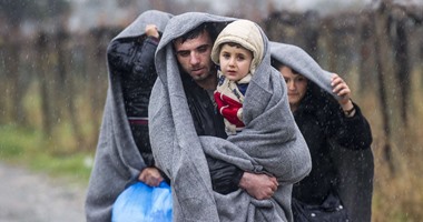 بالصور..البرد والغربة يحاصران المهاجرين العرب على حدود اليونان