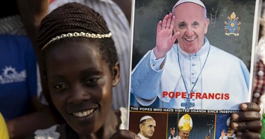 بالصور.. البابا يصل أوغندا ويحذر الشباب من الرذيلة والمخدرات