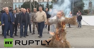 بالفيديو.. سكان القرم يحرقون دمية لأردوغان بعد إسقاط المقاتلة الروسية