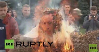 تظاهرات ضد تركيا فى روسيا وحرق دمية " قش" لأردوغان فى القرم