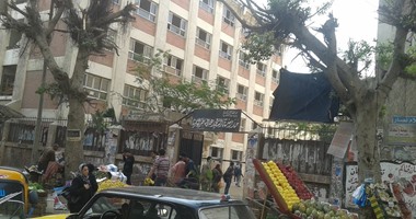 قارئ يشارك "صحافة المواطن" بصور محاصرة الباعة الجائلين لمدرسة بالإسكندرية