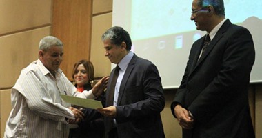 بالصور.. وزير البيئة يكرم المشاركين بمنظومة "قش الأرز" فى 2015