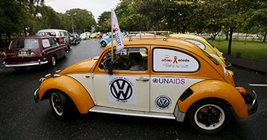 بالصور..سيارات فولكس فاجن تشارك فى مسيرة احتفالا باليوم العالمى للإيدز