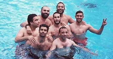 بالصور.. ميدو ولاعبو الإسماعيلى يستجمون فى حمام السباحة و"الأكوا" بتونس