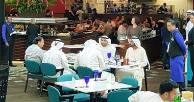 تداول صور لحاكم "دبى" يتناول الطعام فى أحد المطاعم المفتوحة دون حراسة