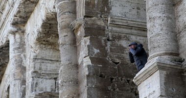 بالصور..رجل يتسلق كولوسيوم روما احتجاجا على حملة فى احتفالات السنة المقدسة