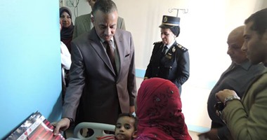 مدير أمن الشرقية يزور مرضى الأطفال بمستشفى الزقازيق الجامعى